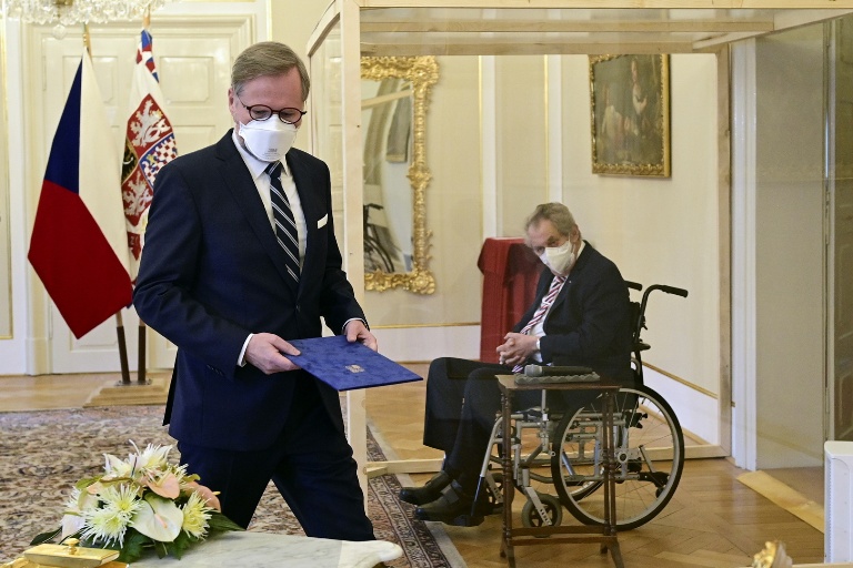 صوت الوطن نيوز | الرئيس التشيكي يعين رئيس وزراء جديد من داخل صندوق زجاجي عازل بسبب إصابته بفيروس كورونا